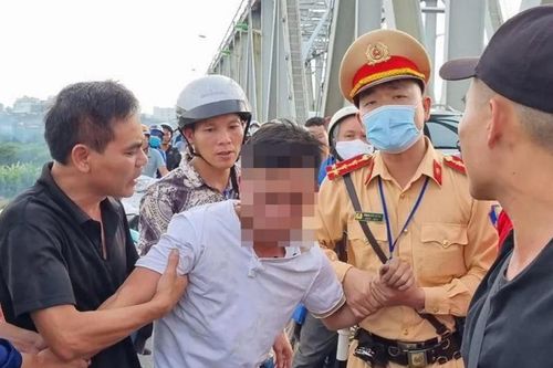 Kịp thời cứu nam thanh niên có ý định nhảy cầu Chương Dương tự tử