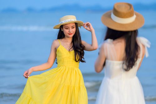 Bãi biển Hạ Long chật kín người