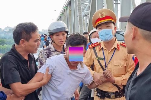 Cảnh sát cùng người dân cứu kịp thời thanh niên định nhảy sông Hồng tự tử
