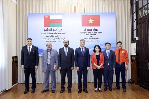 Vương quốc Oman trao tặng vật tư y tế cho Việt Nam