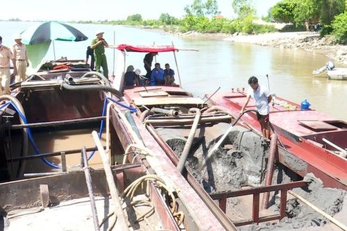 Ninh Bình: Bắt 3 tàu khai thác cát trái phép trên sông Đáy