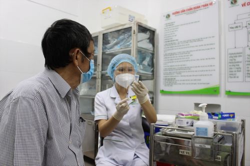 TPHCM: Người dân quay trở lại tiêm vắc xin ngừa COVID-19