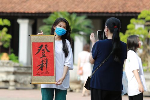 Bạn trẻ nô nức đến Văn Miếu xin chữ, cầu may trước kỳ thi THPT