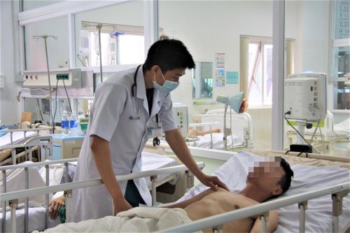 Nhậu 'đặc sản' nhộng ve sầu, 3 người đàn ông nhập viện