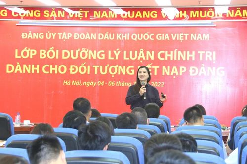 Bồi dưỡng lý luận chính trị cho đối tượng kết nạp Đảng năm 2022 tại khu vực Hà Nội