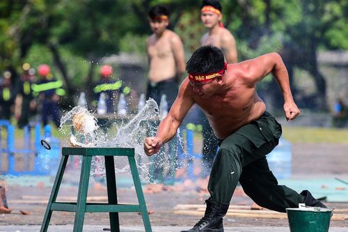 Cảnh sát phô diễn sức mạnh dùng mắt bẻ cong thanh sắt