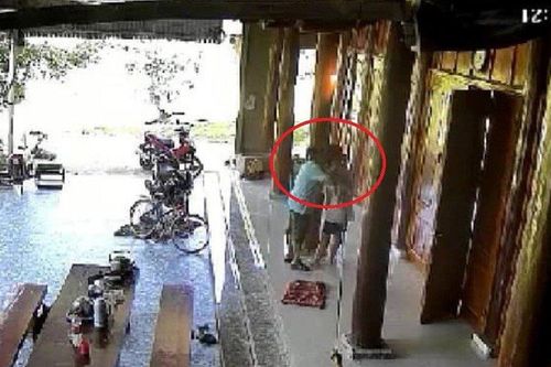 Chủ tịch MTTQ Việt Nam cấp xã ở Thanh Hóa sàm sỡ, cưỡng hôn bé gái