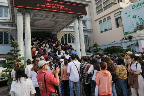 Tp.HCM: Sau 3 ngày, người dân vẫn xếp hàng dài để làm hộ chiếu