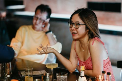 Công dân laptop đến bar, pub làm việc