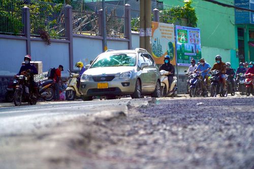 Đường ở TP Thủ Đức bị phá nát sau khi thi công cống thoát nước