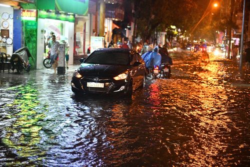 Đường phố Hà Nội ngập sau mưa lớn