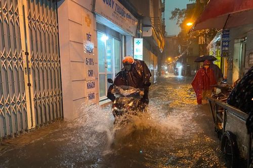 Hà Nội: Mưa lớn đúng giờ tan tầm khiến nhiều tuyến phố ngập nặng, ùn tắc