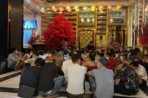 Hàng trăm 'nam thanh nữ tú' dương tính với ma túy tại quán karaoke
