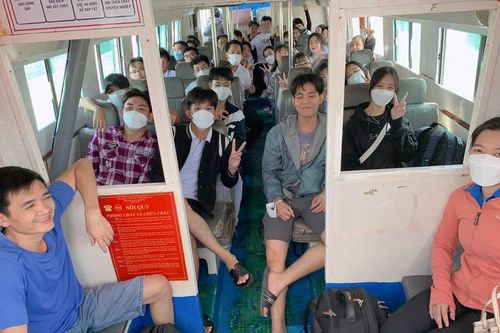 Thí sinh đảo Hòn Tre vượt biển dự thi tốt nghiệp THPT