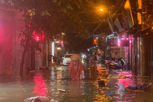 Nhiều tuyến đường Hà Nội ngập sâu sau cơn mưa lớn