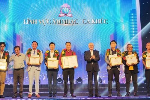 Trao giải thưởng sáng tác về đề tài phòng, chống dịch bệnh COVID-19