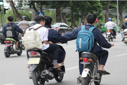 Cảnh báo nguy hiểm tiềm ẩn khi học sinh, trẻ vị thành niên đi xe máy