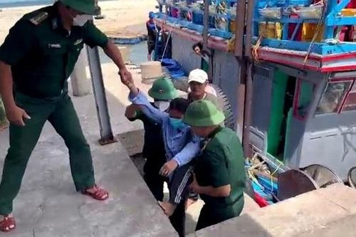 Kịp thời ứng cứu 1 phụ nữ bị sóng đánh trôi dạt nhiều giờ trên biển