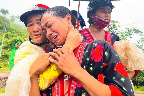 Vợ công nhân bị lũ cuốn vào hầm thủy điện ở Điện Biên chờ chồng suốt 48 tiếng
