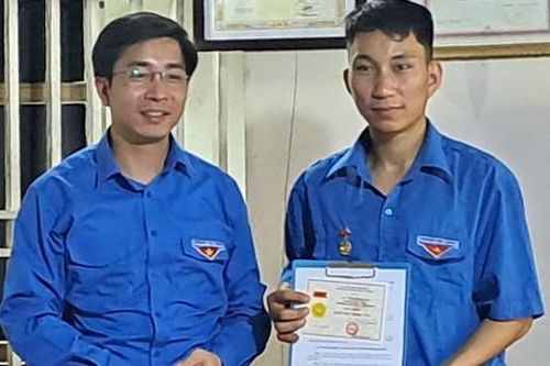 Chàng trai cứu bé gái giữa dòng nước xiết được T.Ư Đoàn tặng huy hiệu Tuổi trẻ dũng cảm