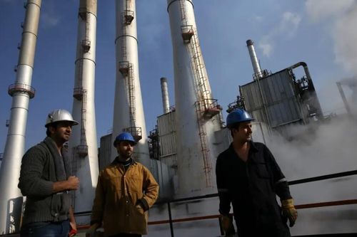 Cạnh tranh với Nga, Iran hạ giá dầu để thu hút Trung Quốc