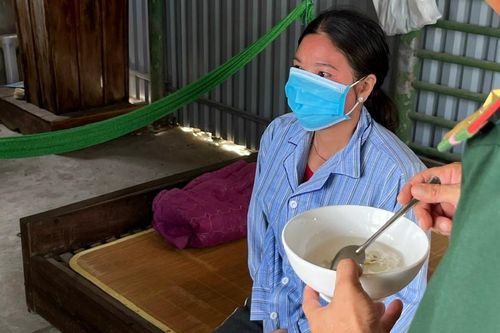 Cứu sống một phụ nữ trôi dạt 8 giờ trên biển