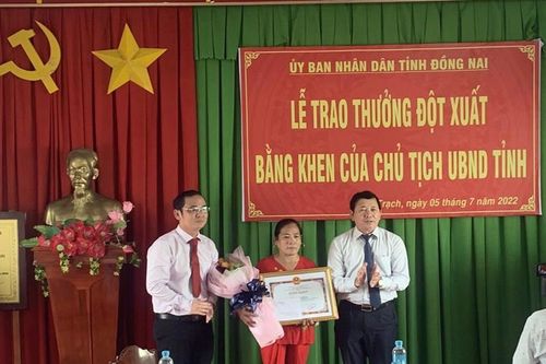 Khen thưởng người phụ nữ trả túi vàng giá 300 triệu đồng nhặt được ở chợ