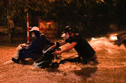 Phố biến thành sông, giao thông hỗn loạn sau cơn mưa như trút nước ở Hà Nội