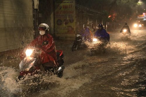 Hà Nội: Đang ngập nhiều khu vực thuộc nội thành do mưa lớn