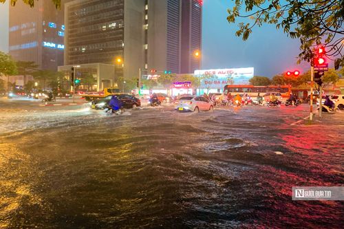 Hà Nội mưa lớn, đường phố biến thành sông