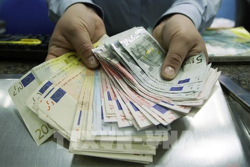 Giá trị đồng euro rơi xuống mức thấp nhất trong 20 năm