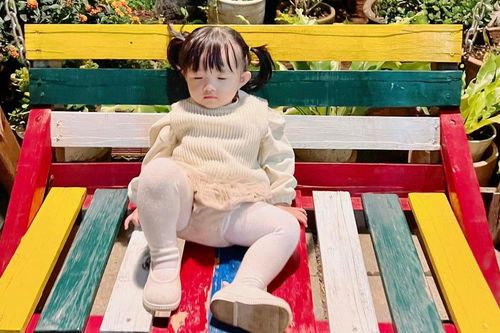 Ái nữ nhà Ông Cao Thắng bị 'dìm hàng', netizen 'nghiêm túc' nhắc: Winnie đừng ngủ khi mẹ còn thức!