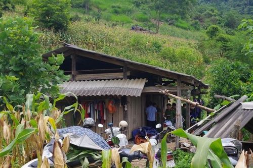 Xin ngủ nhờ, nửa đêm hiếp dâm con gái chủ nhà