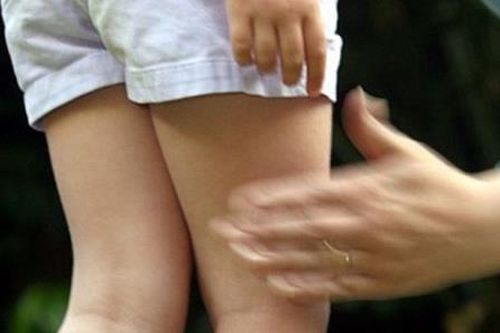 Khởi tố gã đàn ông giở trò dâm ô với bé gái 15 tuổi
