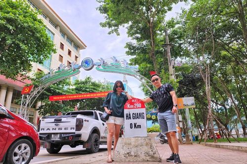 Cặp vợ chồng lái xe bán tải xuyên Việt 30 ngày: Chúng mình bắt đầu trên một chiếc xe Wave