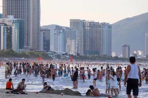 Biển Đà Nẵng chật như nêm trong ngày nóng 40 độ C