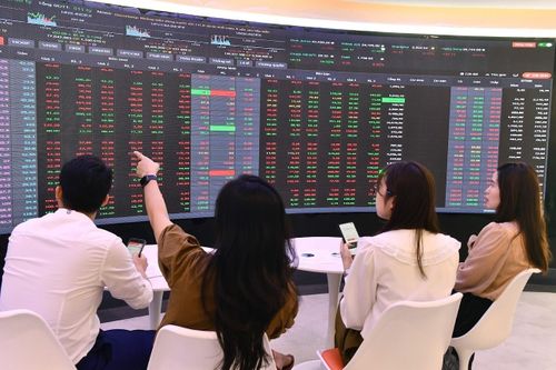 Vì sao dòng tiền chưa vào chứng khoán?