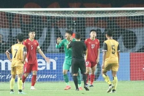 Phản ứng của HLV U19 Việt Nam khi học trò nhận thẻ đỏ