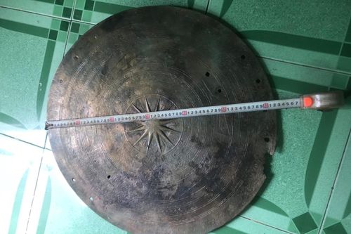 Đồng Tháp: Đề xuất khen thưởng ngư dân phát hiện mặt trống đồng niên đại hơn 2.000 năm tuổi