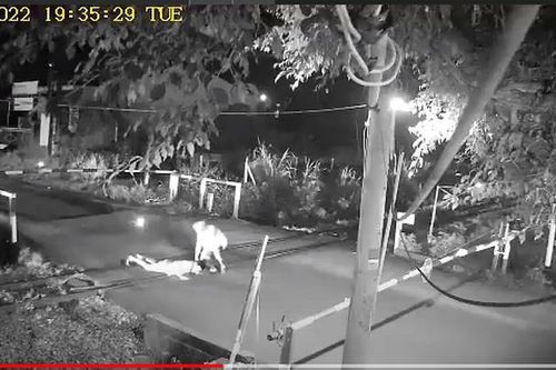 Nhân viên gác chắn dũng cảm cứu người thoát chết trong gang tấc