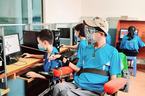 'Thầy giáo xe lăn' của trẻ nghèo