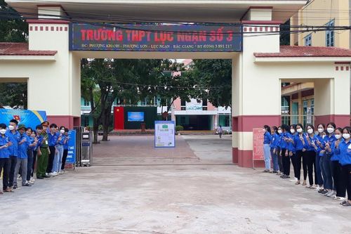 Áo xanh 'tiếp sức' thí sinh