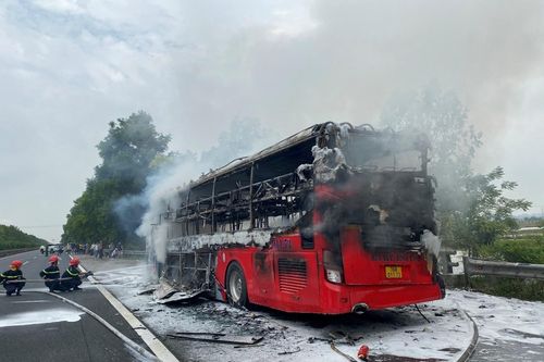 Xe khách bốc cháy dữ dội trên cao tốc Cầu Giẽ - Ninh Bình, hàng chục hành khách thoát nạn