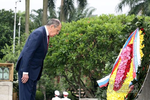 Ngoại trưởng Nga Sergei Lavrov vào lăng viếng Chủ tịch Hồ Chí Minh