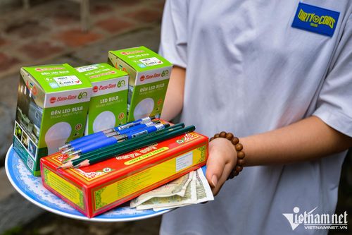 'Lễ vật' kì lạ của thí sinh đi cầu may trước ngày thi tốt nghiệp THPT