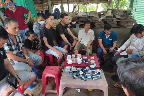 Cảnh sát dầm mưa, đột kích tụ điểm đánh bạc ẩn nấp trong chuồng heo