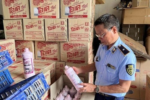 Hà Nội: Tịch thu trên 1.000 chai nước rửa Toilet OKay và nhiều hàng hóa nhập lậu