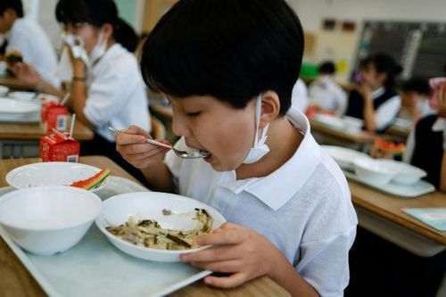 Lạm phát tăng, hoa quả không còn trong bữa trưa của học sinh Nhật Bản