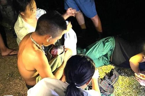 Đỡ đẻ cho sản phụ ngay ven đường