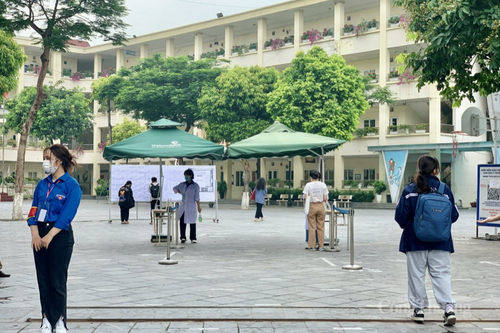 Hà Nội: Nhiều điểm thi tốt nghiệp THPT 'chặn' phóng viên tác nghiệp